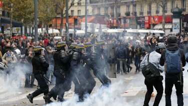 La policía dispersa con gases y cargas una manifestación en el centro de París