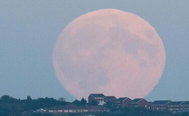 Una hermosa noche con un eclipse de superluna