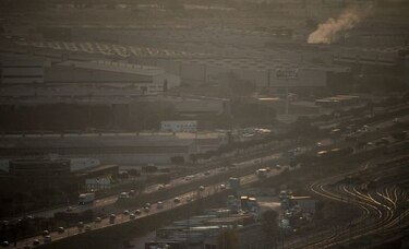 España analiza prohibir venta de autos a combustible