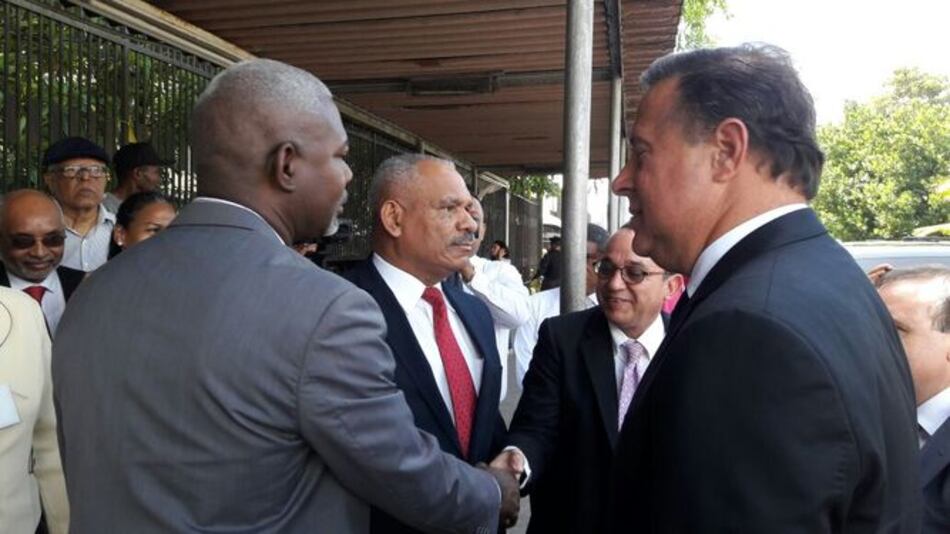 Varela inicia recorrido en Colón; visita el Centro Regional Universitario