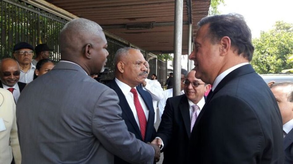 Varela inicia recorrido en Colón; visita el Centro Regional Universitario