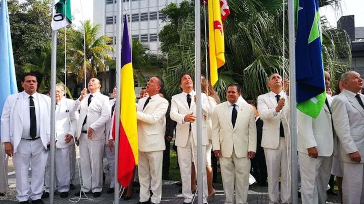 Diputados izan las banderas de sus respectivos partidos políticos.