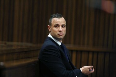Campeón paralímpico Oscar Pistorius podría obtener libertad condicional