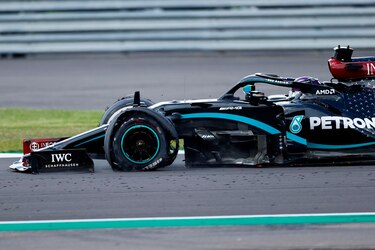 Lewis Hamilton gana con una rueda reventada en Gran Bretaña