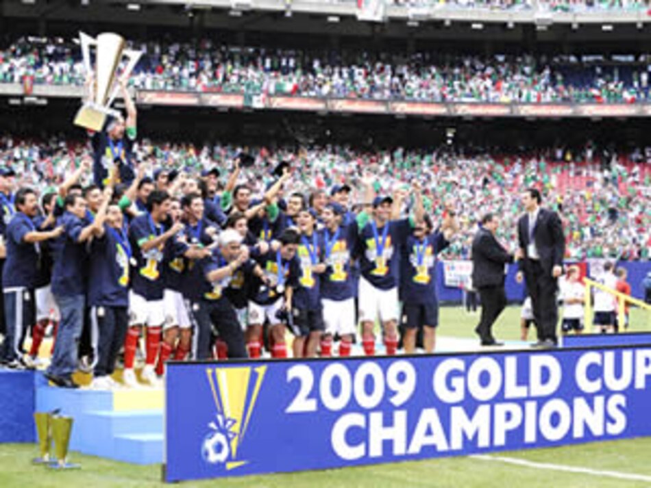 Miles de mexicanos festejan el triunfo en la Copa Oro 2009