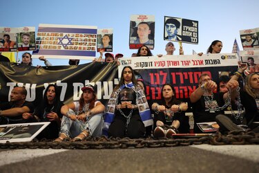 Familiares de los rehenes protestan delante de la casa del ministro israelí de Defensa