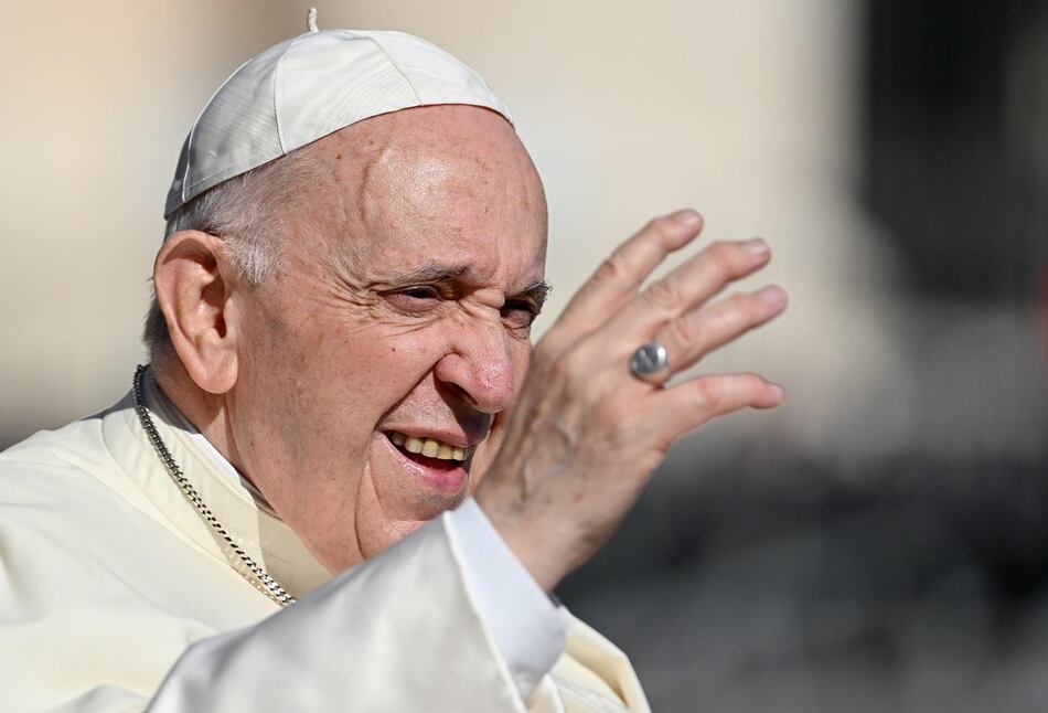 El papa insiste en que ‘no se bendice la unión homosexual’ sino simplemente a las personas
