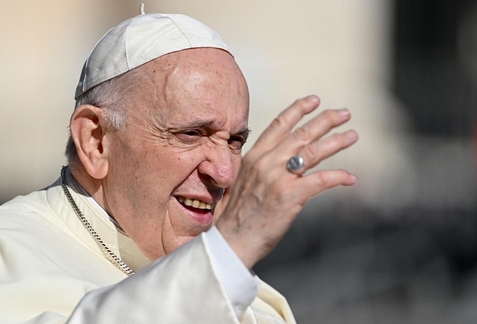 El papa insiste en que ‘no se bendice la unión homosexual’ sino simplemente a las personas