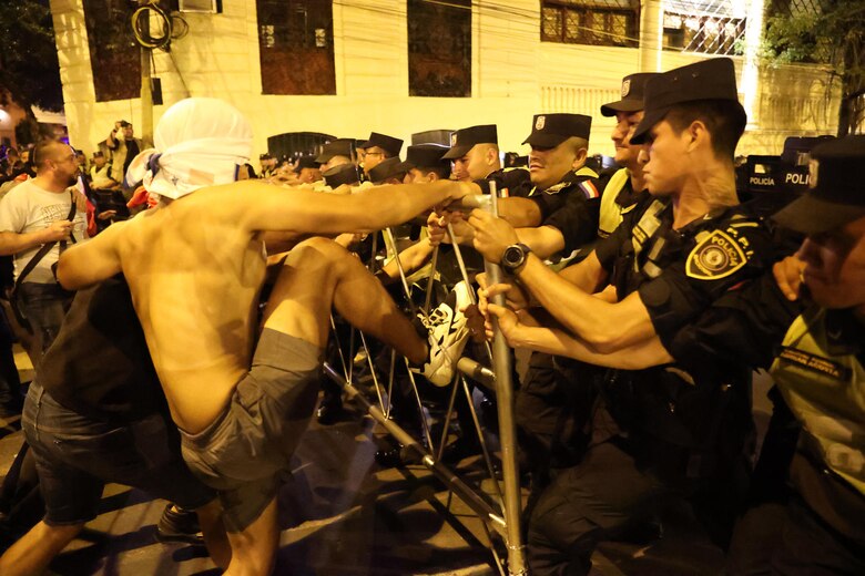 Protesta en Asunción: 8 policías heridos y 31 detenidos tras reclamos contra la corrupción