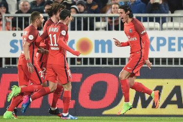 PSG gana 3-0 en Burdeos con dos goles de Cavani y uno de Di María