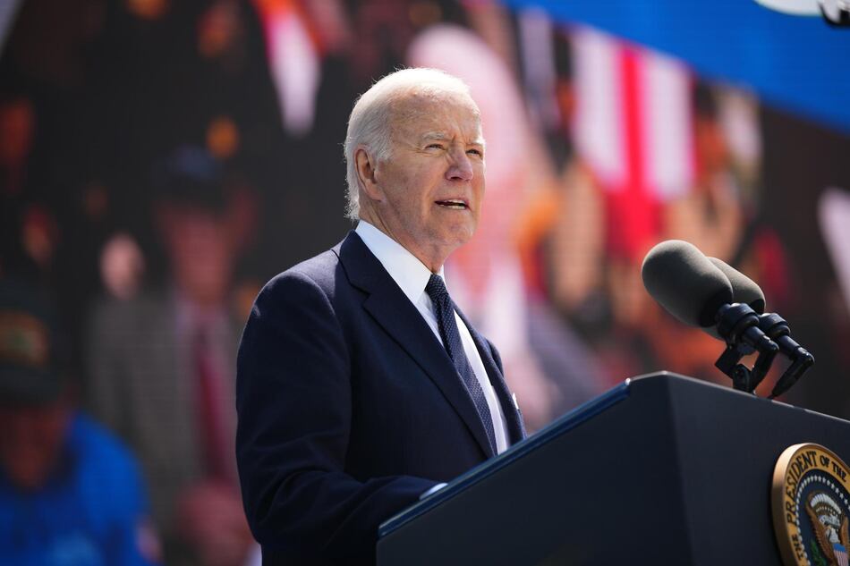 Biden insiste en una carta a congresistas que seguirá en la contienda contra Trump