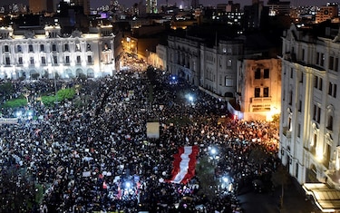 Miles de peruanos marchan contra el nuevo gobierno de Manuel Merino
