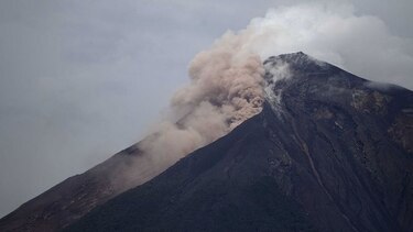 Volcán de Fuego incrementa actividad eruptiva en Guatemala