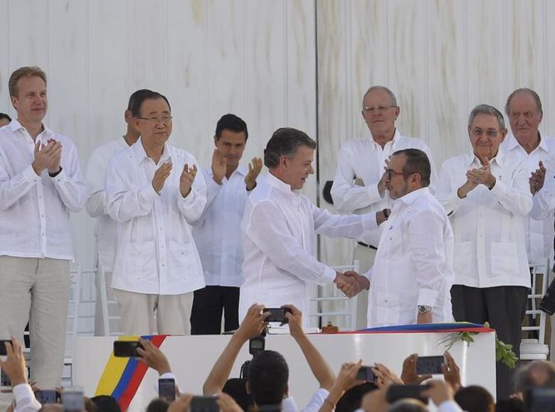 Colombia: Gobierno y guerrilla de las FARC firman la paz tras 52 años de guerra