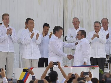 Colombia: Gobierno y guerrilla de las FARC firman la paz tras 52 años de guerra