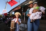 Fotogalería: Tunas de tambores y violines en el Martes de Carnaval en Santo Domingo