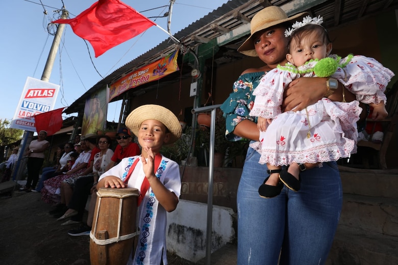 Fotogalería: Tunas de tambores y violines en el Martes de Carnaval en Santo Domingo