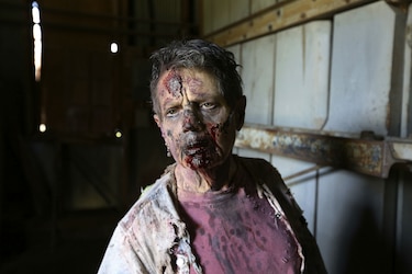 Mujer de 68 años cumple sueño de trabajar en 'Walking Dead'