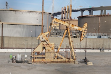 El petróleo de Texas cierra en $90,9 dólares, con su mayor subida semanal desde 1983