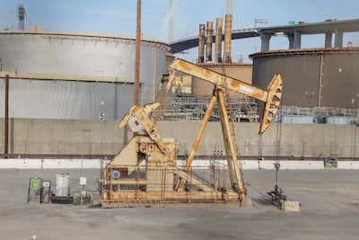 El petróleo de Texas cierra en $90,9 dólares, con su mayor subida semanal desde 1983