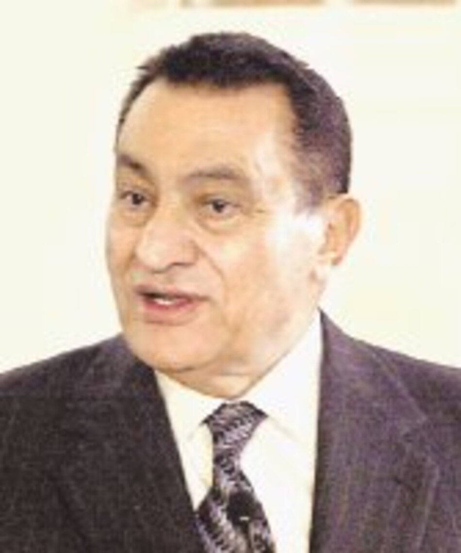 Operan con éxito al presidente Hosni Mubarak