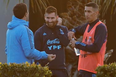 Un relajado Messi toma mate con Tapia y Mascherano en medio del trabajo de la selección