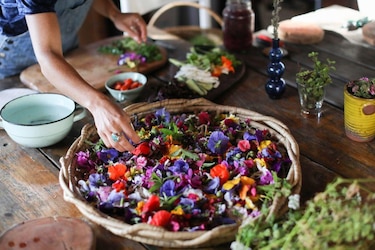 Lavanda, hibisco, bugambilia y otras flores comestibles que puedes encontrar en tu jardín (y que tienen propiedades nutritivas)