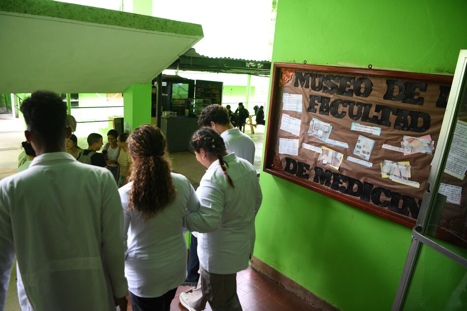 ¿Negocio de la medicina? Colegio Médico propone examen nacional para ingresar a la carrera