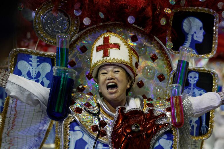 Brasil estalla en color y samba en la primera noche del Carnaval en Sao Paulo