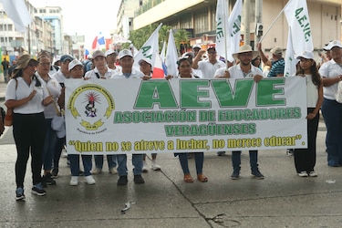 Aulas vacías, tamboritos en la calle: docentes en paro desafían el llamado del Meduca 