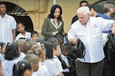 Martinelli toma la mochila y sale en su propia defensa