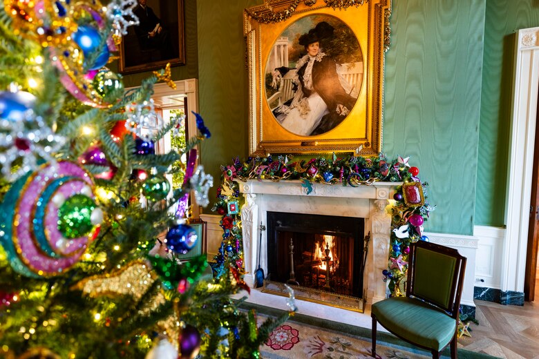 Luces y símbolos de paz, protagonistas de las últimas navidades de Biden en la Casa Blanca