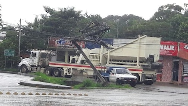 Camión derriba poste de tendido eléctrico en Las Tablas