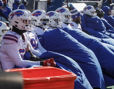 Los Buffalo Bills anuncian que Damar Hamlin presenta signos de mejoría