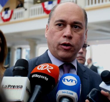 Ministro Aguilera sobre Finmeccanica: ‘No somos espectadores ni mirones de piedra’
