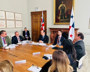 Canciller Martínez Acha viaja  Londres para fortalecer vínculos con el Reino Unido