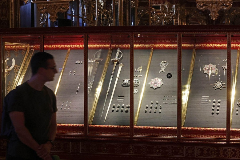 Cinco de los tesoros más bellos del mundo que intentaron robar del Louvre y otros museos