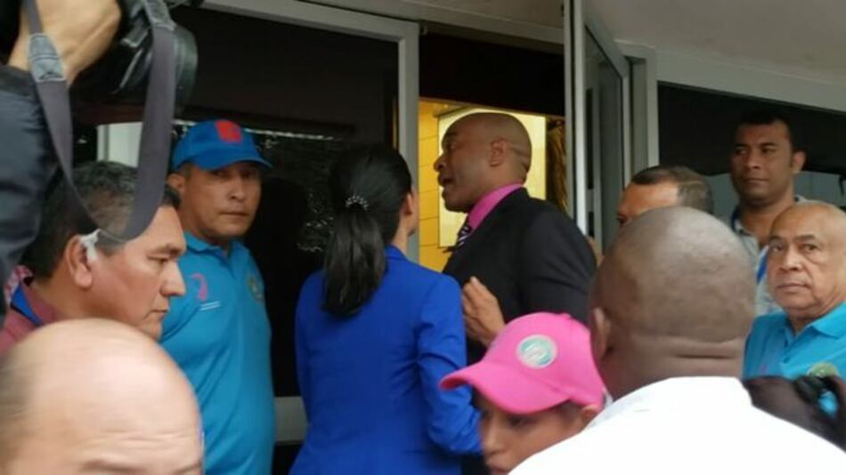 'Ellos son gais y ellos no pueden entrar' a la Asamblea, dice el diputado Jairo 'Bolota' Salazar a manifestantes