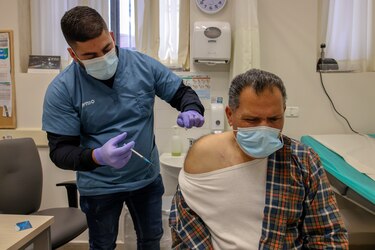 La población general no necesita la tercera dosis, según dos expertos de la FDA