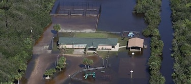 Huracán Matthew se debilita, pero persiste riesgo de inundaciones