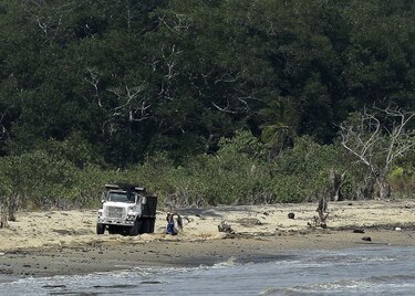 Arrasan con manglares,arena y playas de reserva