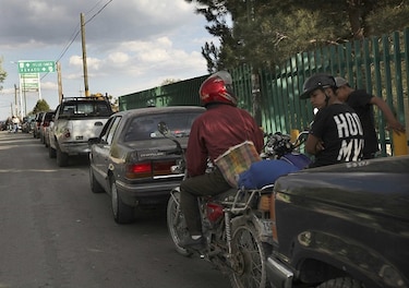 Escasez y alza de gasolina encienden el fin de año en México