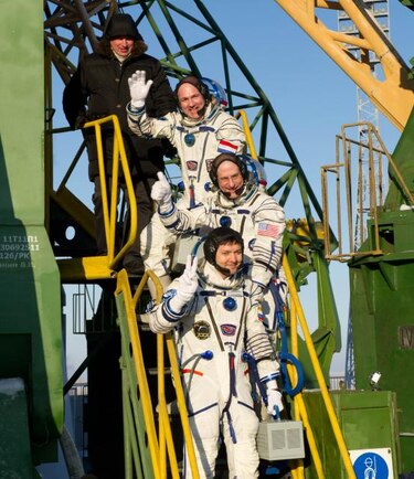 Nave espacial rusa lleva tres nuevos ocupantes a estación orbital