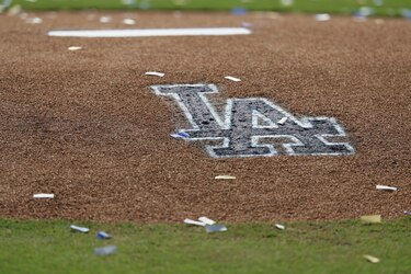 Agentes de migración cercan el estadio de los Dodgers tras el festejo de la Serie Mundial