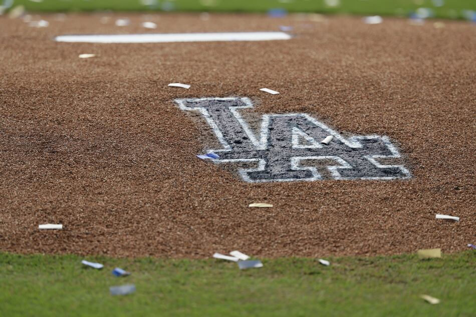 Agentes de migración cercan el estadio de los Dodgers tras el festejo de la Serie Mundial