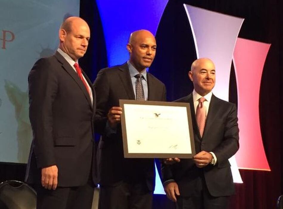 Mariano Rivera es reconocido por su contribución a Estados Unidos