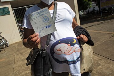 Nicaragua vacuna a embarazadas contra la Covid-19 con ayuda de Honduras