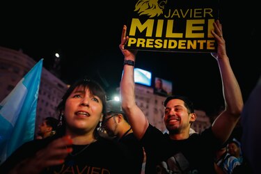 El triunfo de Javier Milei en Argentina conmociona y divide a América Latina