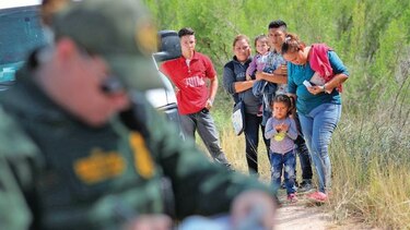 Líder del Congreso estadounidense pide evitar separación de familias migrantes