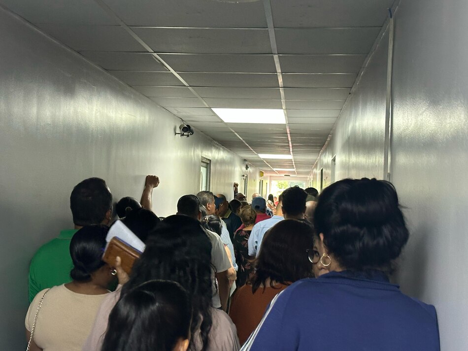 Asamblea Nacional: se repite aglomeración de funcionarios cobrando por cheques